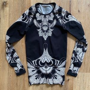 ATHLETA patterned workout/thermal shirt